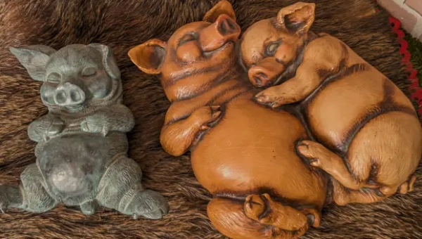 Schlafende Porzellan Schweine