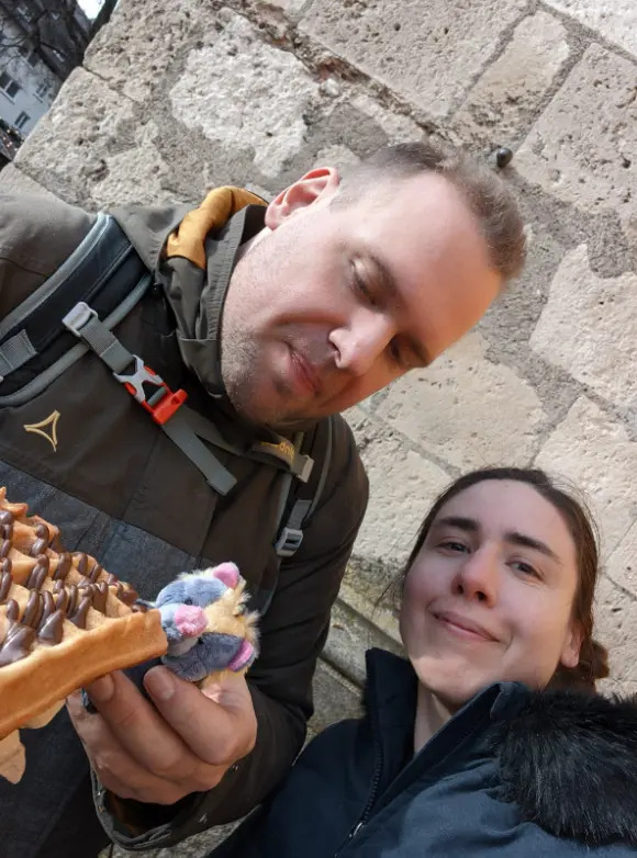 Baby Viki knabbert an der Waffel