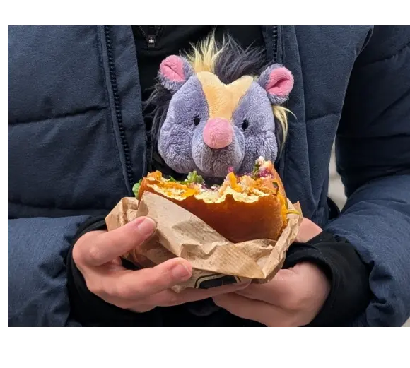 Mini Christopher beim Burger essen