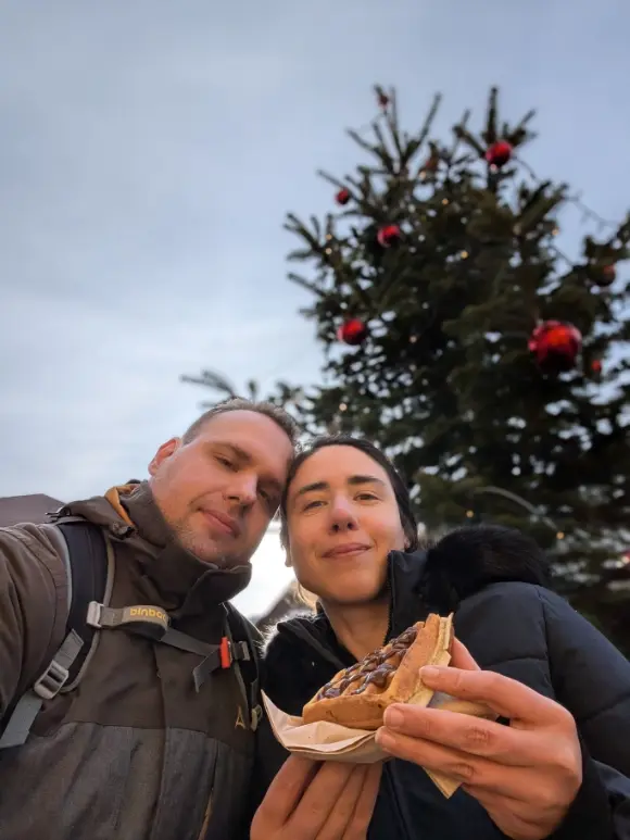 Christopher und Viki mit Waffel