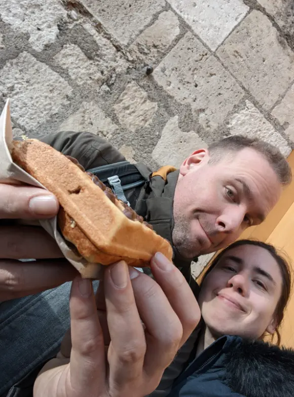 Christopher und Viki mit Waffel